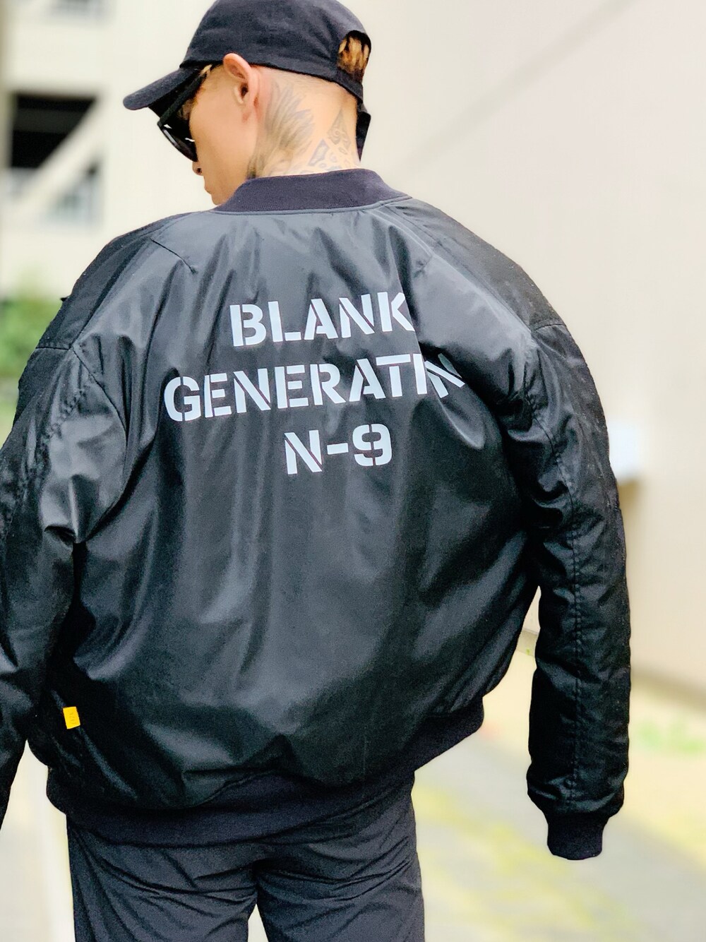「ブラック、MA-1、ブラックコーデ、ストリート、バックプリント、NUMBER (N)INE、バックスタイル、ストリートコーデ、韓国ファッション、秋コーデ」｜「NUMBER (N)INEのPRINTED ASYMMETRIC POCKET MA-1 / アシンメトリックポケット MA-1 (プリント)（ミリタリージャケット、ブラック系）」を使った、TETUさん（メンズ・174cm）の秋コーディネートの1枚目の写真