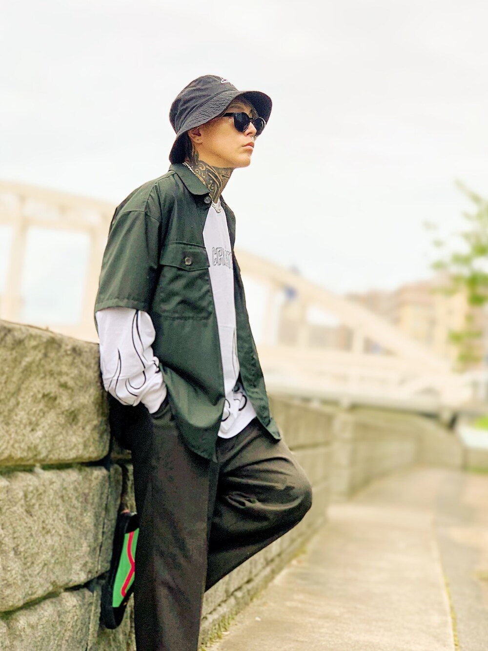 「ビックシルエット、ワイドパンツ、ビッグシルエット、オーバーサイズ、バケットハット、スニーカー、VANS、ストリート、秋コーデ、SBG、レイヤードスタイル、シンプル、休日コーデ、シャツ」｜「SPINNSの【ビッグシルエット】ファイヤー総柄プリントロンT/ロングスリーブ/クルーネック（Tシャツ/カットソー、ホワイト系）」を使った、TETUさん（メンズ・174cm）の春コーディネートの1枚目の写真