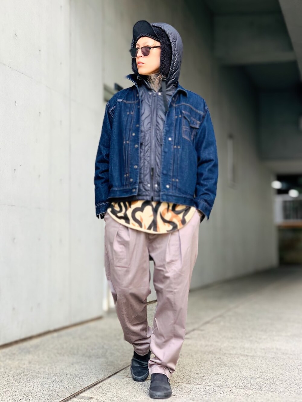 「冬コーデ、秋のコーデ、シェフパンツ、スリッポン、デニムジャケット、VANS、インナーダウン、フライトキャップ、ミリタリー、NUMBER (N)INE」｜「NUMBER (N)INEの【NUMBER (N)INE】2WAY QUILTING HOODED JACKET / 2WAY キルティング フードジャケット（ミリタリージャケット、グリーン系）」を使った、TETUさん（メンズ・174cm）の秋コーディネートの1枚目の写真