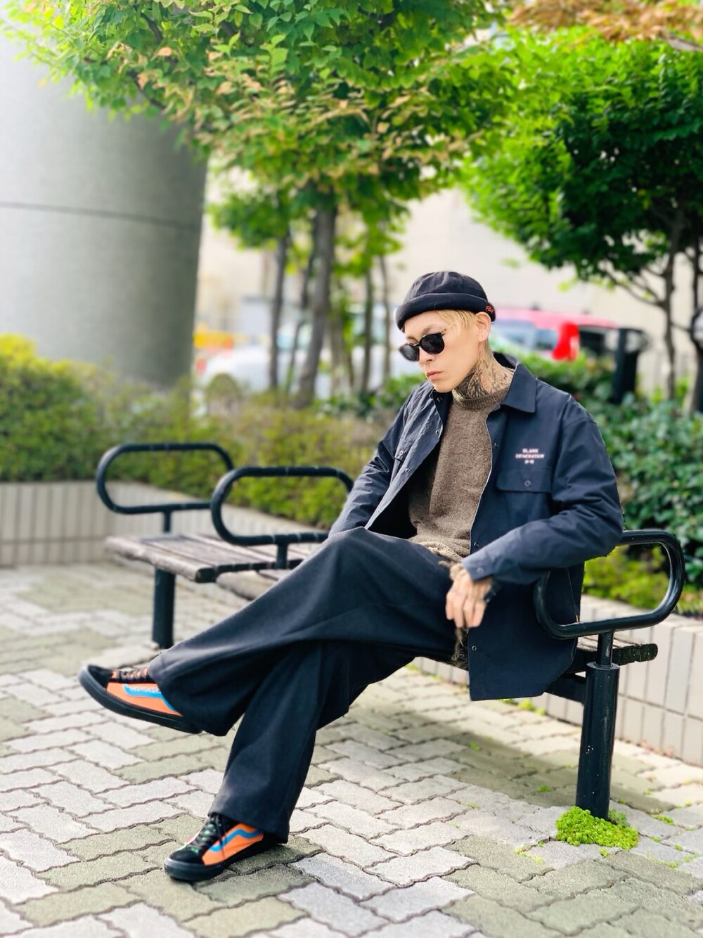 「スニーカー、ニット、VANS、ミリタリー、ストリート、ミリタリージャケット、ワイドパンツ、ミリタリーシャツ、NUMBER (N)INE、ロールキャップ」｜「NUMBER (N)INEの【NUMBER (N)INE】《別注》ウールキッドモヘヤ ダメージニット クルーネックプルオーバー / ボーダーニット（ニット/セーター、グリーン系）」を使った、TETUさん（メンズ・174cm）の秋コーディネートの1枚目の写真