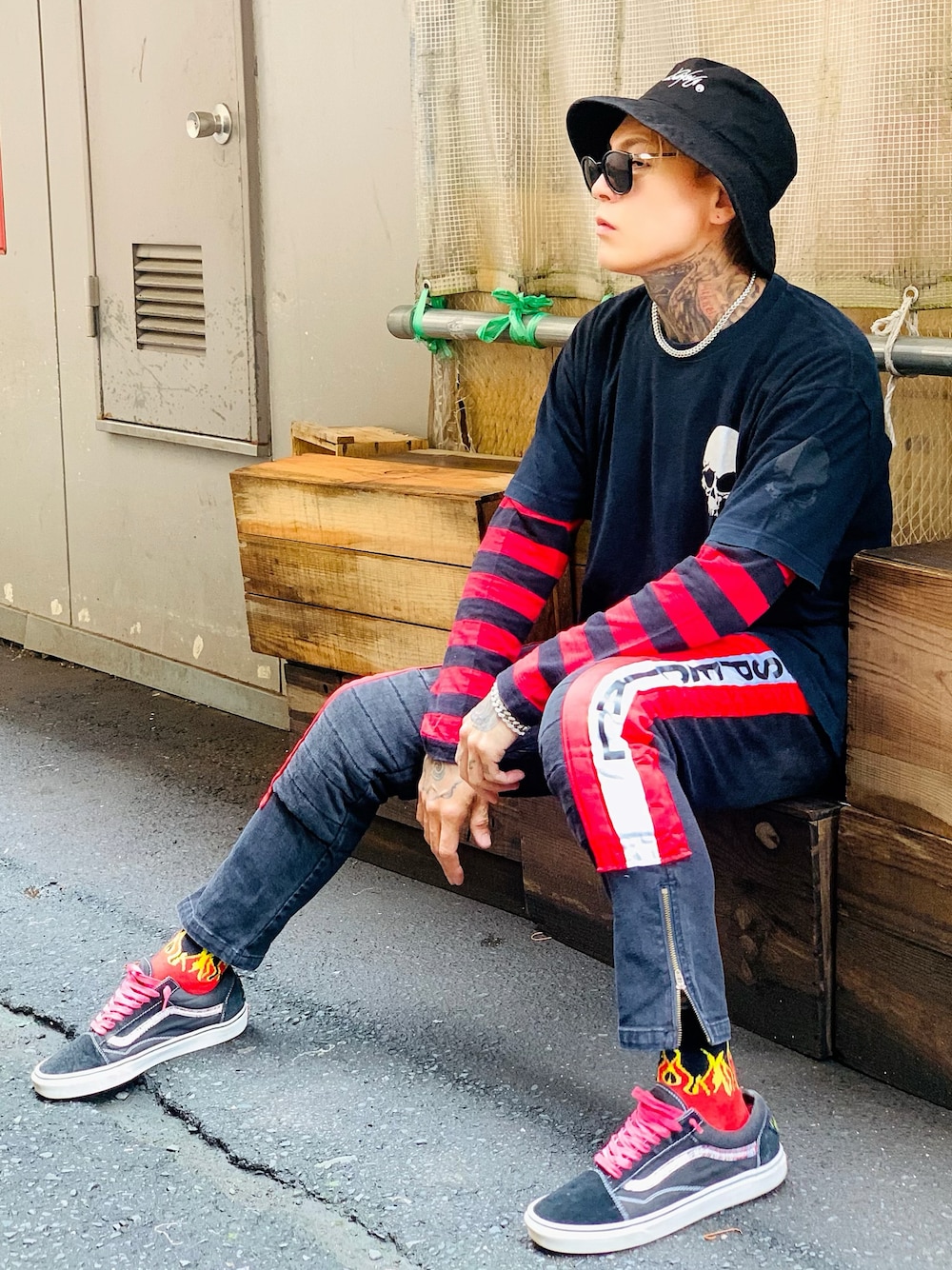 「ストリート、ストリートファッション、ストリートスタイル、ラインパンツ、ブラックデニム、スニーカー、VANS、バケットハット、秋コーデ、レイヤードスタイル、ボーダートップス、SBG、ネックレス、ブレスレット」｜「SBGのSBG CZ喜平ブレスレット（ブレスレット、シルバー系）」を使った、TETUさん（メンズ・174cm）の秋コーディネートの1枚目の写真