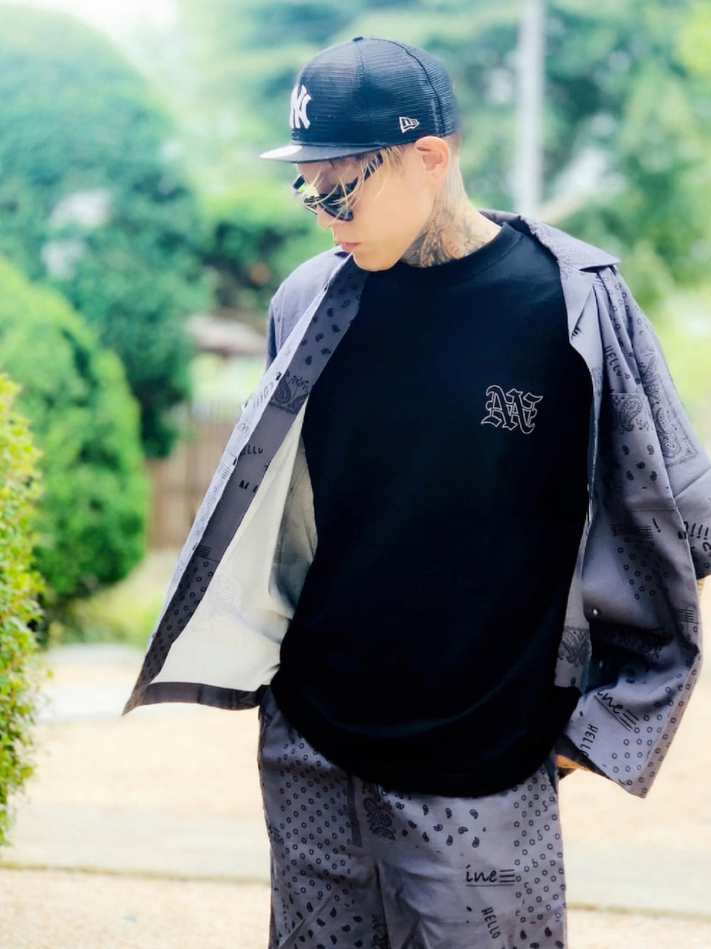 「セットアップ、ペイズリー、オープンカラーシャツ、夏コーデ、ストリート、NEW ERA、キャップ、NUMBER (N)INE、Tシャツ、ショートパンツ」｜「NUMBER (N)INEの【NUMBER (N)INE】《別注》NNロゴステッチ刺繍 クルーネックTシャツ（Tシャツ/カットソー、ブラック系）」を使った、TETUさん（メンズ・174cm）の夏コーディネートの1枚目の写真
