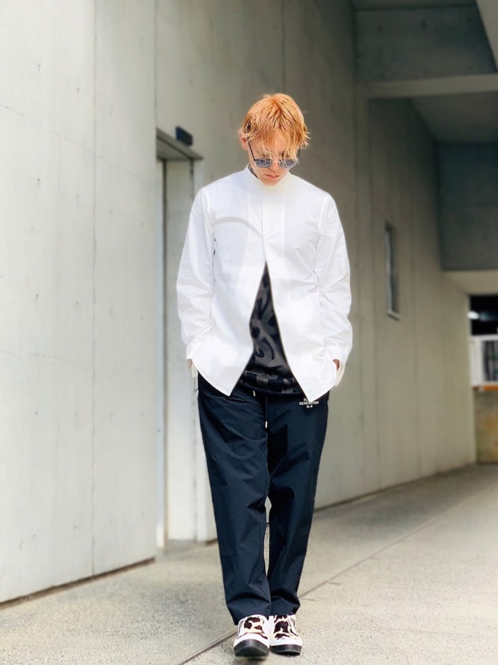 「白シャツ、モノトーン、大人カジュアル、ビックシルエット、トラックパンツ、シンプルコーデ、シャツスタイル、シャツコーデ、ノーカラーシャツ、NUMBER (N)INE」｜「NUMBER (N)INEのTRACK PANTS / トラックパンツ（その他パンツ、ブラック系）」を使った、TETUさん（メンズ・174cm）の秋コーディネートの1枚目の写真