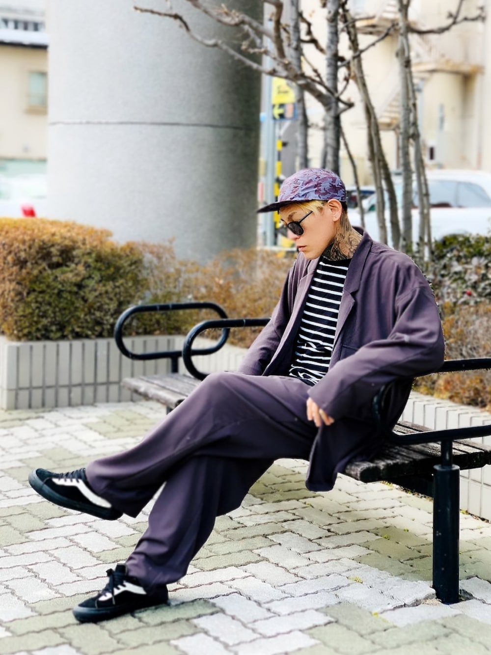 「カジュアルコーデ、メンズファッション、シンプルコーデ、春コーデ、オーバーサイズ、スニーカーコーデ、ADMIX、セットアップ、大人カジュアル、スプリングコート、トレンチコート、VANS、ジェットキャップ」｜「ADMIX/ATELIER SAB MENの【セットアップ】ストレッチ梨地ジャージ ／ オーバーサイズ CPOジャケット ワイドパンツ セットアップ（上下セット）（セットアップ、グレー系）」を使った、TETUさん（メンズ・174cm）の春コーディネートの1枚目の写真