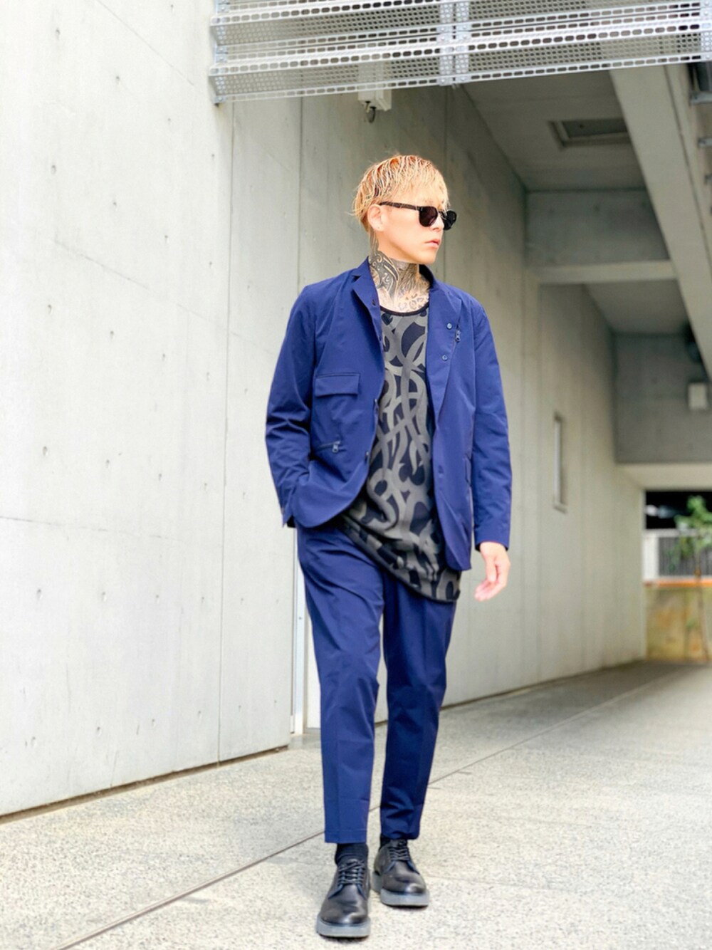「テーパードパンツ、ジャケット、セットアップ、テーラードジャケット、ネイビー、秋のコーデ、キレイめ、タンクトップ、トライバル、NUMBER (N)INE」｜「NUMBER (N)INEのTAPERED ASYMMETRIC POCKET TROUSERS / テーパード  アシンメトリックポケットパンツ（その他パンツ、ブルー系）」を使った、TETUさん（メンズ・174cm）の秋コーディネートの1枚目の写真