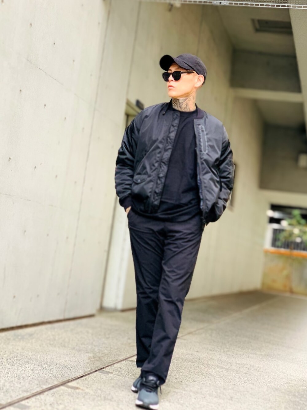 「シンプル、NIKE、ブラック、MA-1、ブラックコーデ、ストリート、オールブラック、大人コーデ、NUMBER (N)INE、韓国ファッション」｜「NUMBER (N)INEのPRINTED ASYMMETRIC POCKET MA-1 / アシンメトリックポケット MA-1 (プリント)（ミリタリージャケット、ブラック系）」を使った、TETUさん（メンズ・174cm）の秋コーディネートの1枚目の写真