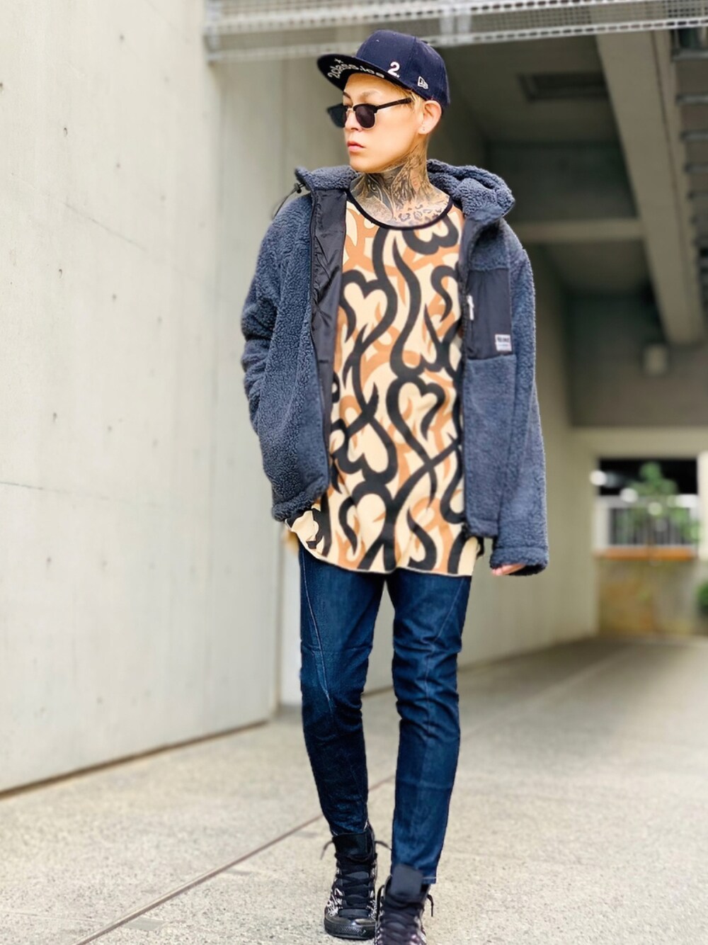 「スニーカー、コンバース、NEW ERA、デニムパンツ、タンクトップ、ボアジャケット、スキニーデニム、トライバル、NUMBER (N)INE、秋、ADMIX」｜「ADMIX/ATELIER SAB MENの【no sweat×ADMIX/ATELIER SAB MEN コラボ】ユニセックス もこもこ シェルパ ボア フリース ／ ジップアップ パーカー（ブルゾン、グレー系）」を使った、TETUさん（メンズ・174cm）の秋コーディネートの1枚目の写真