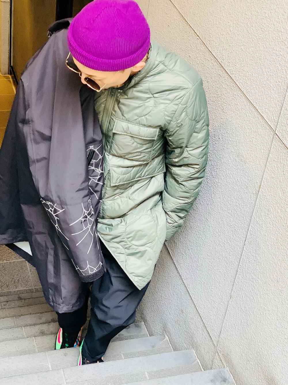 「スニーカー、VANS、マウンテンパーカー、ニット帽、ストリート、ワイドパンツ、インナーダウン、NUMBER (N)INE、オトナカジュアル、秋コーデ」｜「NUMBER (N)INEの2WAY QUILTING COAT / 2WAY キルティング コート（ミリタリージャケット、グリーン系）」を使った、TETUさん（メンズ・174cm）の秋コーディネートの1枚目の写真