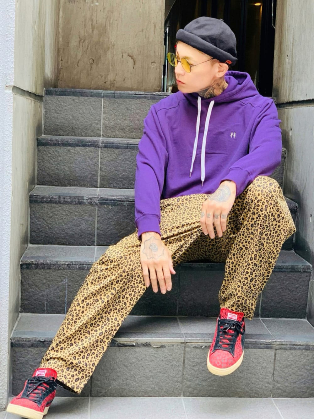 「スニーカー、レオパード、パーカー、レオパード柄、ストリート、PUMA、NUMBER (N)INE、FREAK’Ｓ STORE、シェフパンツ、ロールキャップ」｜「FREAK'S STOREのシェフパンツ/バギーパンツ/chef pants/ビッグシルエットパンツ/ツイル/バンダナ/ペイズリー/カモフラージ/ガンクラブチェック/チェック/オンブレ（その他パンツ、その他）」を使った、TETUさん（メンズ・174cm）の秋コーディネートの1枚目の写真