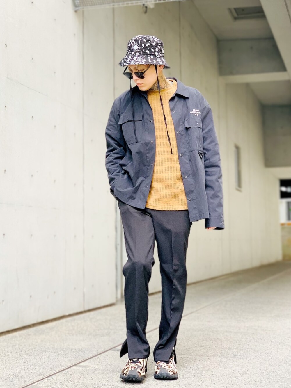 「スニーカー、ミリタリー、レオパード柄、adidas、ミリタリージャケット、ラフ、フレアパンツ、バンダナ柄、バケットハット、NUMBER (N)INE」｜「NUMBER (N)INEのアイテム（ニット/セーター、ブラウン系）」を使った、TETUさん（メンズ・174cm）の秋コーディネートの1枚目の写真