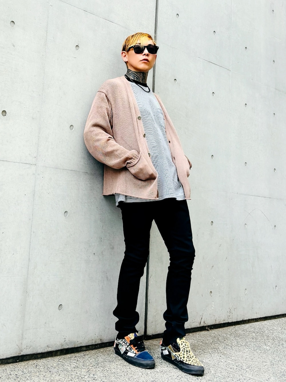 「休日スタイル、シンプルコーデ、メンズファッション、秋コーデ、オトナカジュアル、初秋コーデ、メンズコーデ、VANS、スニーカー、デニムコーデ、カーディガン、ブラックデニム、NUMBER (N)INE、スキニーデニム、ラフコーデ」｜「NUMBER (N)INEのPAPER YARN SEE THROUGH SUMMER KNIT CARDIGAN（カーディガン/ボレロ、ベージュ系）」を使った、TETUさん（メンズ・174cm）の秋コーディネートの1枚目の写真