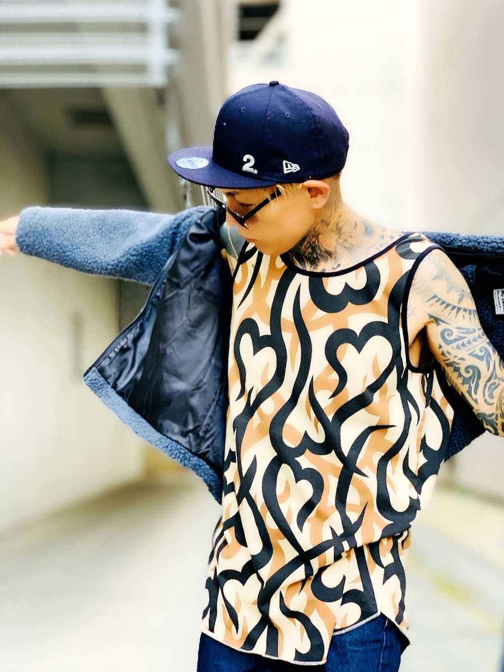 「キャップ、ボア、ストリート、NEW ERA、タンクトップ、ボアジャケット、トライバル、NUMBER (N)INE、秋、トライバル柄、ADMIX」｜「NUMBER (N)INEのLOOSE TANK TOP（タンクトップ、その他）」を使った、TETUさん（メンズ・174cm）の秋コーディネートの1枚目の写真