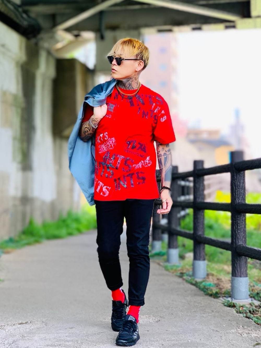 「春コーデ、ライダース、ブラックデニム、Tシャツ、シルバーアクセサリー、ネックレス、スニーカー、adidas、ビッグシルエット、ストリート、メンズファッション、休日コーデ、韓国ファッション、デニムコーデ」｜「SBGのSBG ターラント小麦チェーンネックレス（ネックレス、ゴールド系）」を使った、TETUさん（メンズ・174cm）の春コーディネートの1枚目の写真