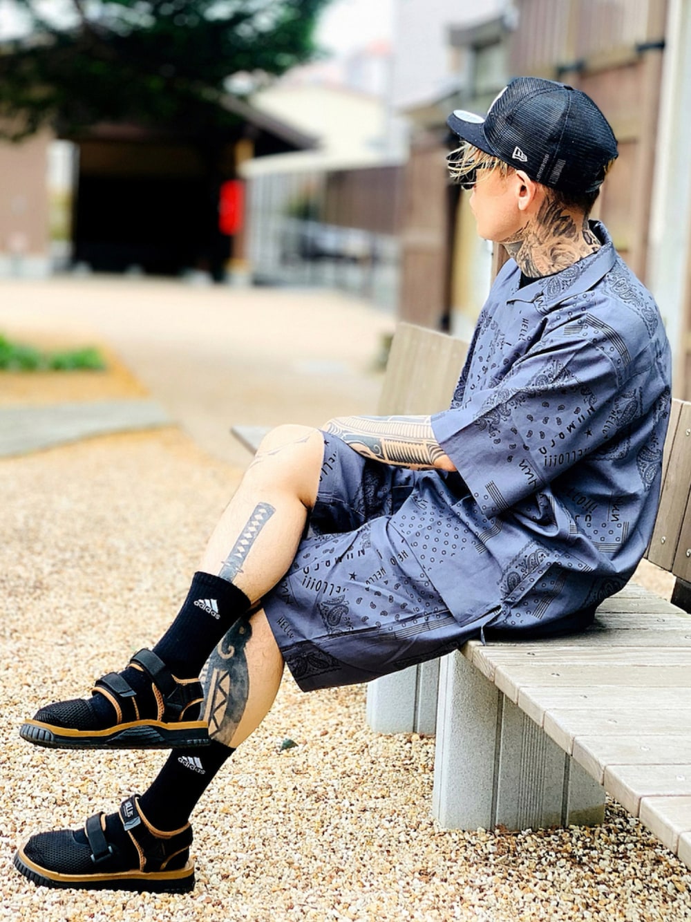 「夏コーデ、ビックシルエット、ペイズリー、セットアップ、サンダル、SHAKA、ストリート、NUMBER (N)INE、ソックス×サンダル、オープンカラーシャツ」｜「NUMBER (N)INEの【NUMBER (N)INE】《別注》バンダナクロスオープンカラーシャツ（シャツ/ブラウス、グレー系）」を使った、TETUさん（メンズ・174cm）の夏コーディネートの1枚目の写真