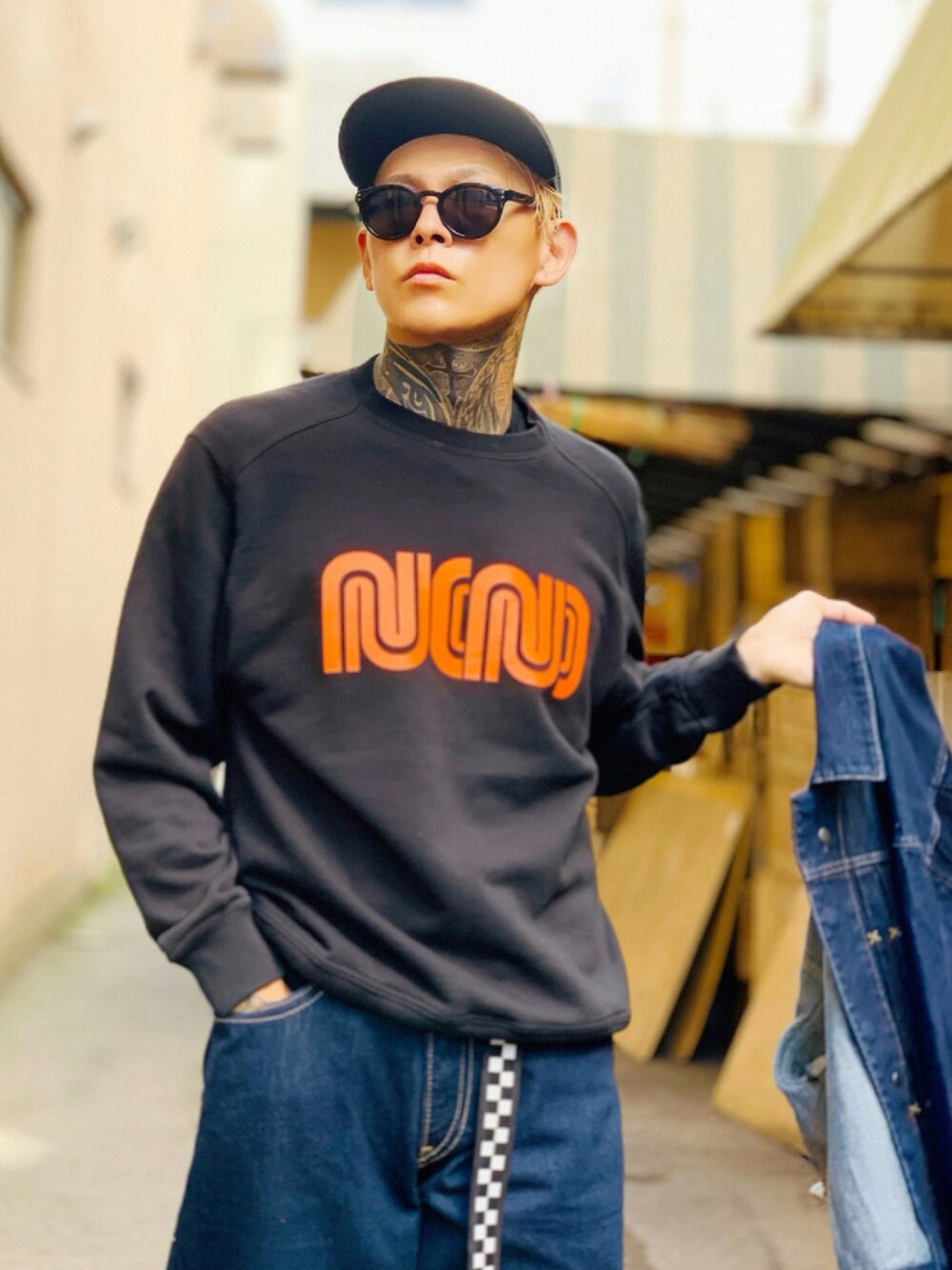 「スウェット、デニムジャケット、ストリート、トレーナー、デニムパンツ、ラフ、シンプルコーデ、カジュアルコーデ、NUMBER (N)INE、秋コーデ」｜「NUMBER (N)INEのN(N) _SWEATSHIRT/N(N)_スウェット（スウェット、ブラック系）」を使った、TETUさん（メンズ・174cm）の秋コーディネートの1枚目の写真