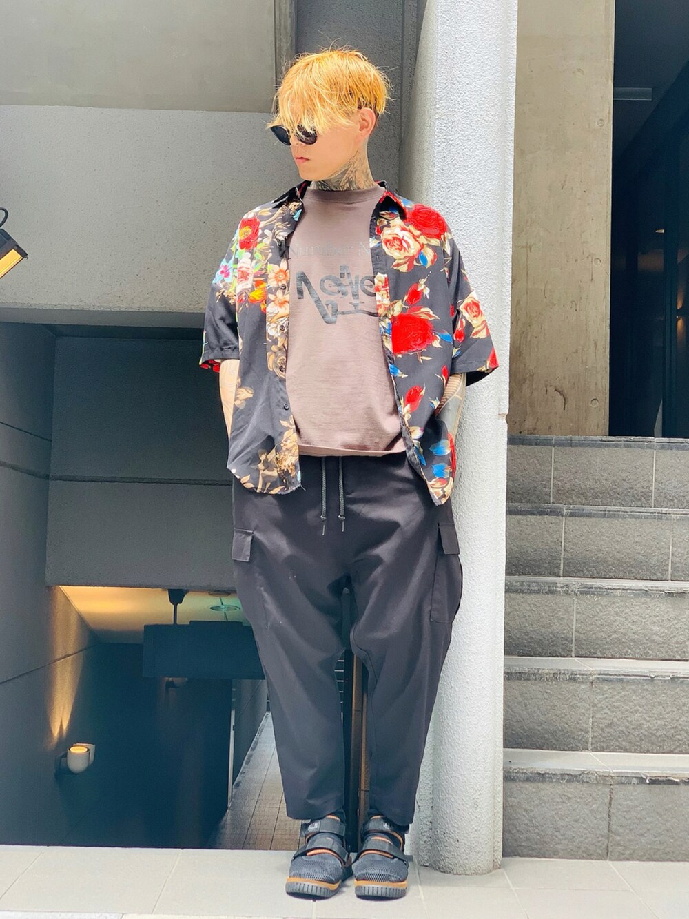 「大人カジュアル、カーゴパンツ、サンダル、SHAKA、柄シャツ、ストリート、UNSELDs、Junred、NUMBER (N)INE、シャツスタイル」｜「NUMBER (N)INEの【NUMBER (N)INE】《別注》NEWロゴグラフィック クルーネックTシャツ（Tシャツ/カットソー、グレー系）」を使った、TETUさん（メンズ・174cm）の夏コーディネートの1枚目の写真