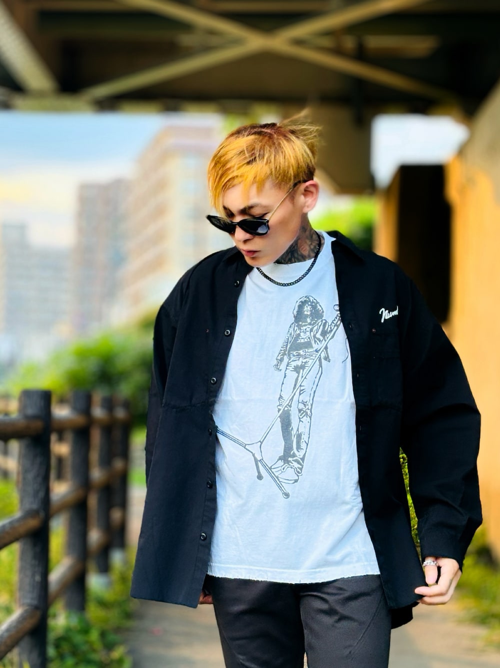「レイヤードスタイル、夏コーデ、古着MIX、メンズファッション、シンプルコーデ、モノトーン、夏だ！Tシャツ着よう！、ビッグシルエット、大人コーデ、爽やかコーデ、NUMBER (N)INE、スキニーデニム、ラフコーデ、デニム、ストリートコーデ」｜「NUMBER (N)INEのVINTAGE WASH DAMAGE CLASSIC LOGO T-SHIRT（Tシャツ/カットソー、ホワイト系）」を使った、TETUさん（メンズ・174cm）の夏コーディネートの1枚目の写真