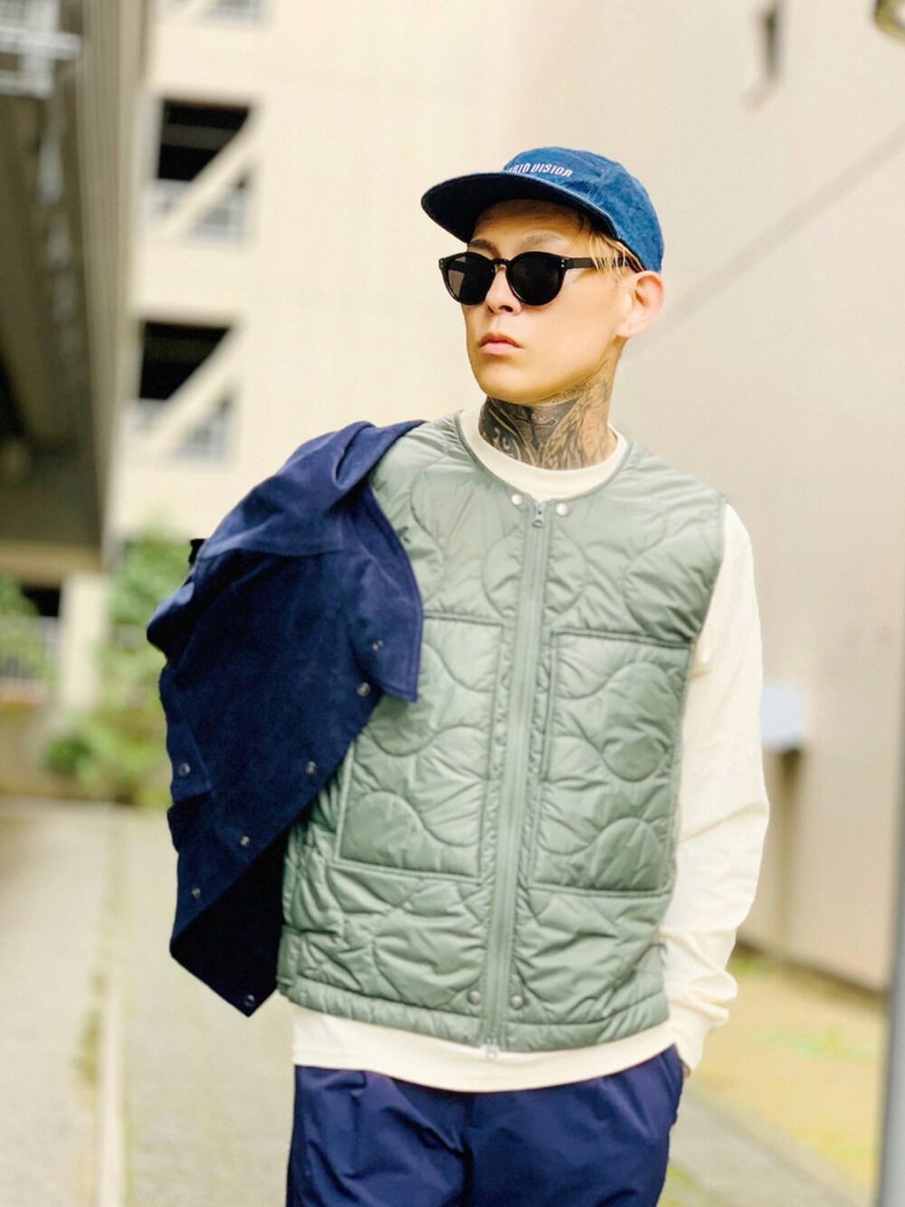 「コーデュロイ、ネイビー、サングラス、ベスト、大人カジュアル、インナーダウン、シンプルコーデ、ジェットキャップ、NUMBER (N)INE、キルトベスト」｜「NUMBER (N)INEの2WAY QUILTING VEST / 2WAY キルティング ベスト（ベスト、グリーン系）」を使った、TETUさん（メンズ・174cm）の秋コーディネートの1枚目の写真