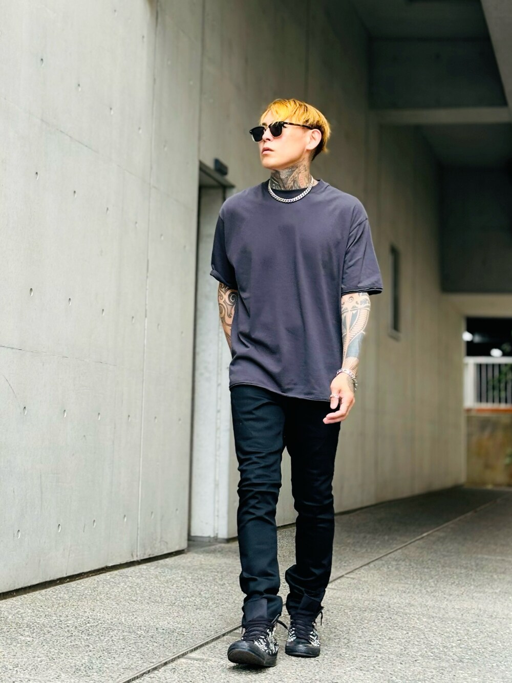 「デニム、キレイめ、シルバーアクセサリー、NUMBER (N)INE、SBG、ストリートコーデ、シンプルスタイル、オールブラック、スニーカーコーデ、コンバース、スキニーデニム、ブラックデニム、おでかけコーデ、メンズファッション、秋のコーデ」｜「NUMBER (N)INEのHIGH GAUGE COTTON CREWNECK T-SHIRT（Tシャツ/カットソー、グレー系）」を使った、TETUさん（メンズ・174cm）の秋コーディネートの1枚目の写真