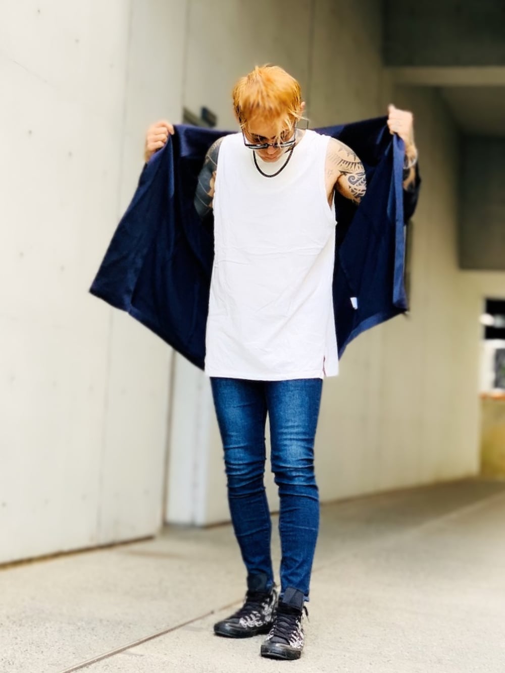 「シンプルコーデ、オトナカジュアル、秋服、秋コーデ、ラフ、タンクトップ、ノースリーブ、ネックレス、SBG、ブレスレット、キレイめ、カジュアルコーデ、ジャケット、コンバース、テーラードジャケット」｜「SBGのSBG 金属アレルギー対応 ステンレス喜平チェーンネックレス（ネックレス、ブラック系）」を使った、TETUさん（メンズ・174cm）の秋コーディネートの1枚目の写真
