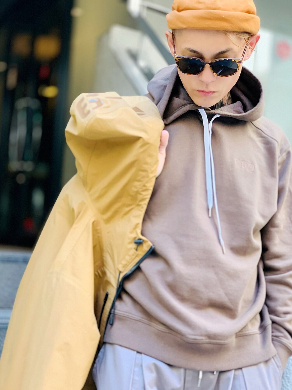 「マウンテンパーカー、ベージュ、パーカー、秋のコーデ、ブラウン、NUMBER (N)INE、パーカーコーデ、秋冬コーデ、シェフパンツ、ロールキャップ」｜「NUMBER (N)INEのN(N) LOGO EMBROIDERED  HOODY SWEATSHIRT/N(N)ワンポイント刺繍 パーカー（パーカー、ブラウン系）」を使った、TETUさん（メンズ・174cm）の秋コーディネートの1枚目の写真