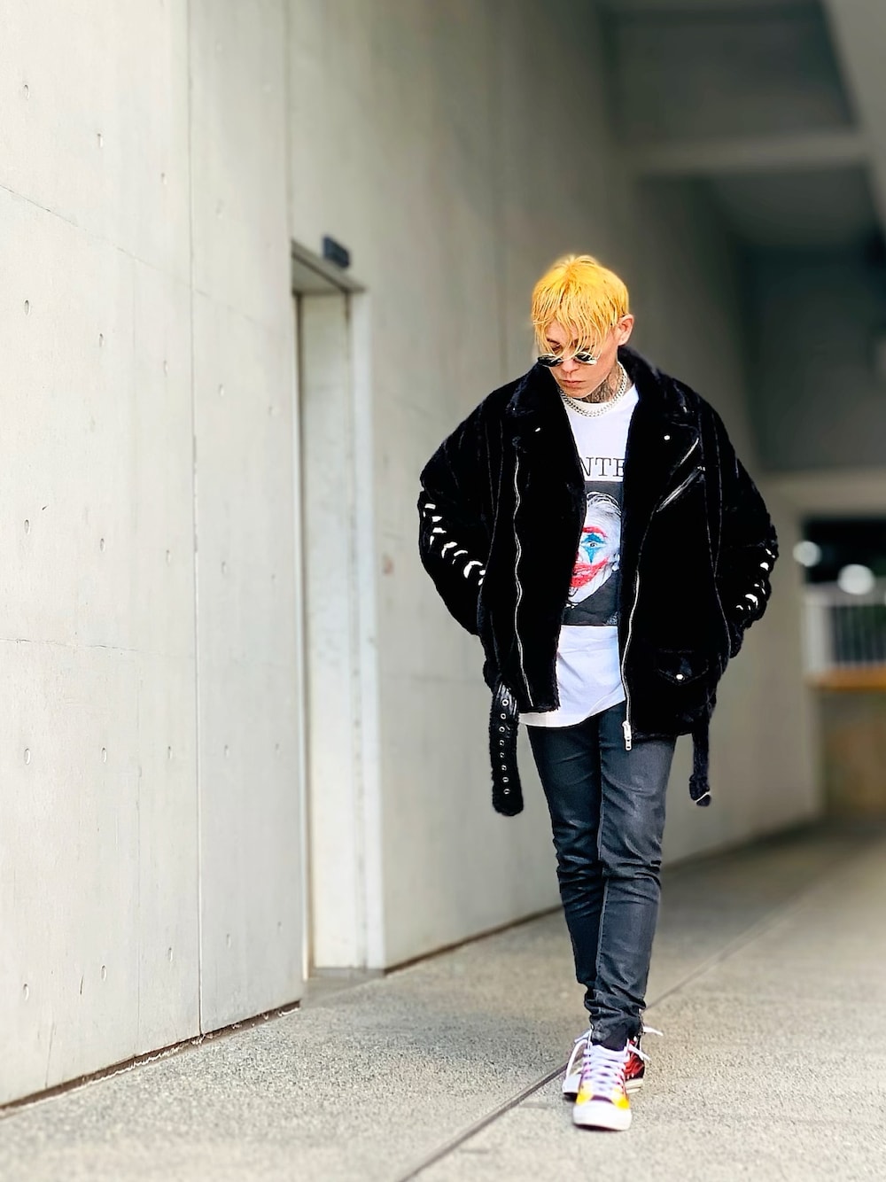 「スニーカーコーデ、コンバース、ライダース、ライダースジャケット、BACKSTAGE PASS、春コーデ、デニム、デニムパンツ、Diesel、converse、ロンT、SBG、オーバーサイズ、ビッグシルエット」｜「BACKSTAGE PASSのアイテム（ライダースジャケット、ブラック系）」を使った、TETUさん（メンズ・174cm）の春コーディネートの1枚目の写真