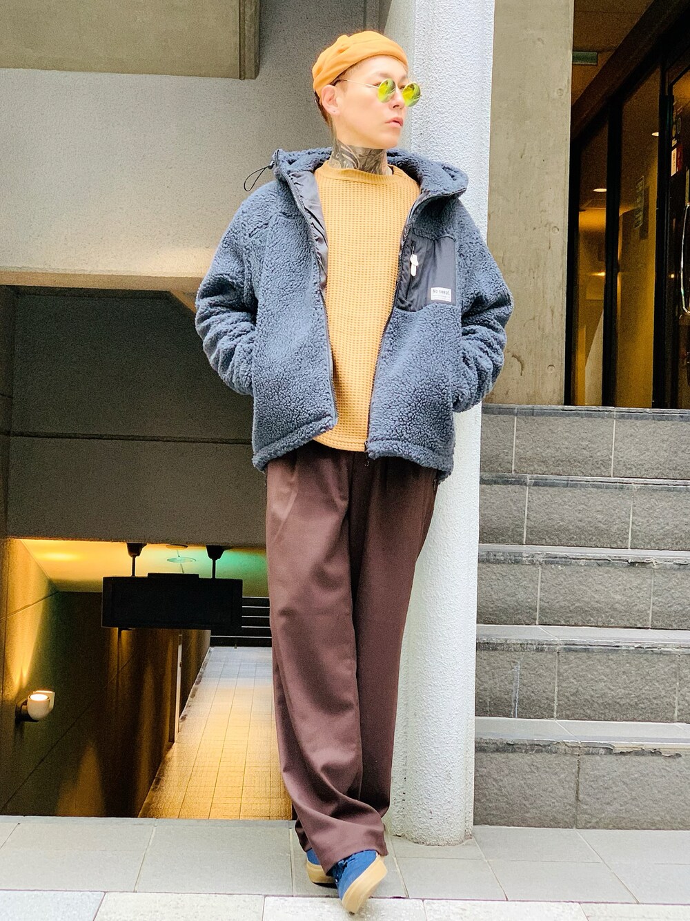 「ボアジャケット、ボア、ワイドパンツ、ロールキャップ、ADMIX、スニーカー、VANS、ストリート、NUMBER (N)INE、オトナカジュアル」｜「ADMIX/ATELIER SAB MENの【no sweat×ADMIX/ATELIER SAB MEN コラボ】ユニセックス もこもこ シェルパ ボア フリース ／ ジップアップ パーカー（ブルゾン、グレー系）」を使った、TETUさん（メンズ・174cm）の冬コーディネートの1枚目の写真