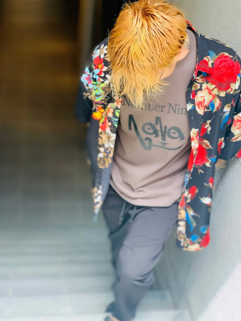 「柄シャツ、ストリート、カーゴパンツ、Junred、UNSELDs、NUMBER (N)INE、半袖シャツ、ワイドパンツ、大人カジュアル、スポーツサンダル」｜「NUMBER (N)INEの【NUMBER (N)INE】《別注》NEWロゴグラフィック クルーネックTシャツ（Tシャツ/カットソー、グレー系）」を使った、TETUさん（メンズ・174cm）の夏コーディネートの1枚目の写真