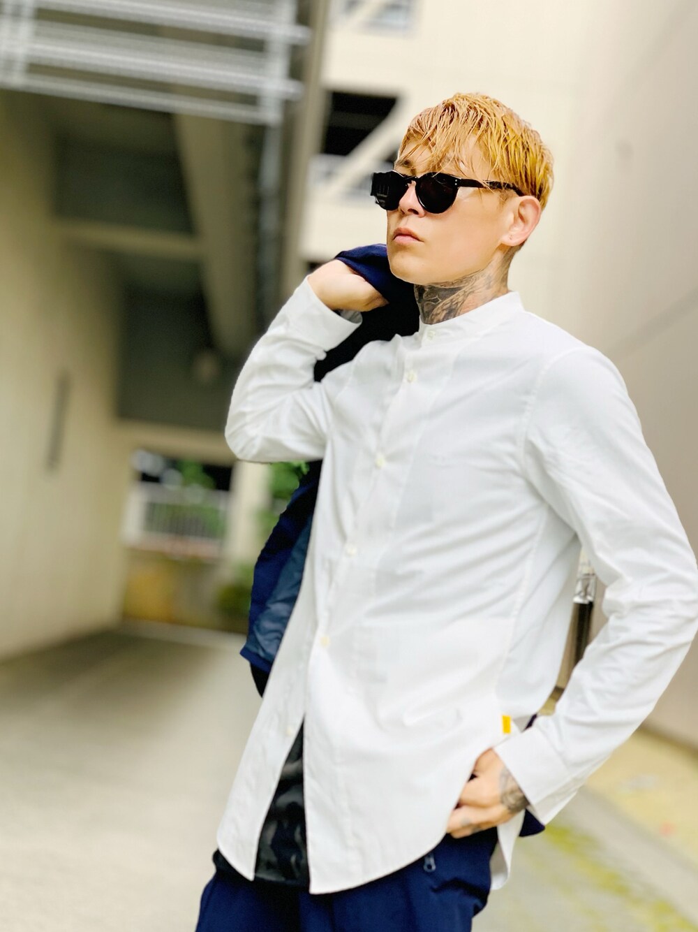 「セットアップ、シンプル、シャツ、白シャツ、大人カジュアル、シンプルコーデ、シャツスタイル、NUMBER (N)INE、オトナカジュアル、秋コーデ」｜「NUMBER (N)INEのBAND COLLAR SIDE POCKETS LOGO EMBROIDERED  COTTON SHIRT  / バンドカラー サイドポケットロゴ刺繍シャツ（シャツ/ブラウス、ホワイト系）」を使った、TETUさん（メンズ・174cm）の秋コーディネートの1枚目の写真