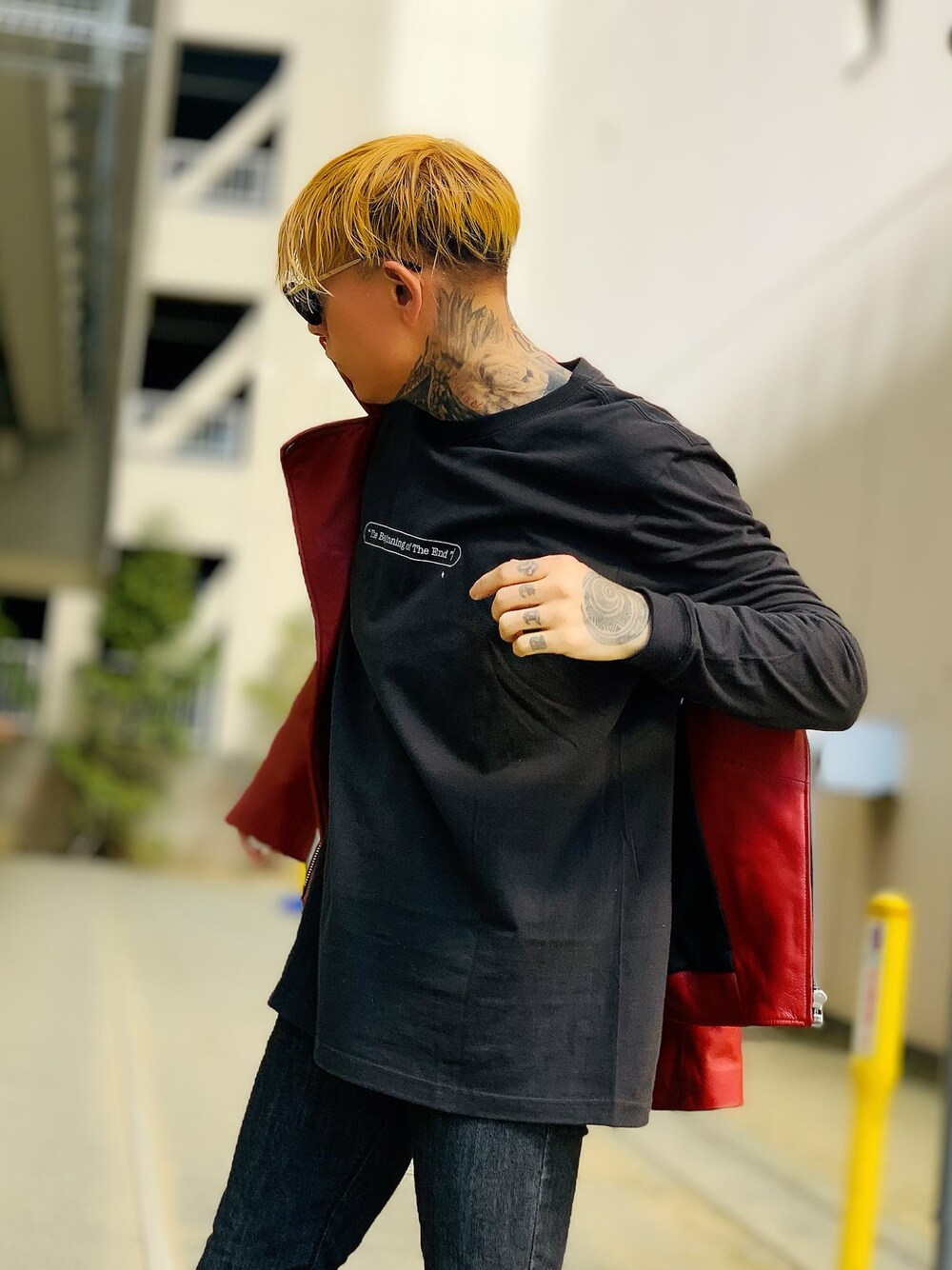 「ビックシルエット、ストリート、ライダース、ロンT、オーバーサイズ、デニム、デニムパンツ、ライダースジャケット、ストリートコーデ、はじめましてコーデ、ストリートファッション」｜「BIASの【BIAS】《別注》BACK VIEW クルーネック ロンT（Tシャツ/カットソー、ブラック系）」を使った、TETUさん（メンズ・174cm）の春コーディネートの1枚目の写真
