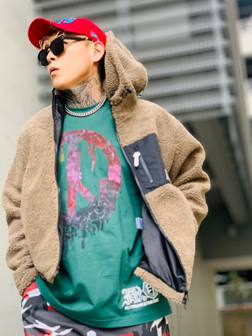 「ADMIX、秋冬コーデ、ビッグシルエット、秋、メンズファッション、シルバーアクセサリー、SBG、ボアジャケット、アウター、ストリート、キャップ」｜「ADMIX/ATELIER SAB MENの【no sweat×ADMIX/ATELIER SAB MEN コラボ】ユニセックス もこもこ シェルパ ボア フリース ／ ジップアップ パーカー（ブルゾン、ブラウン系）」を使った、TETUさん（メンズ・174cm）の秋コーディネートの1枚目の写真