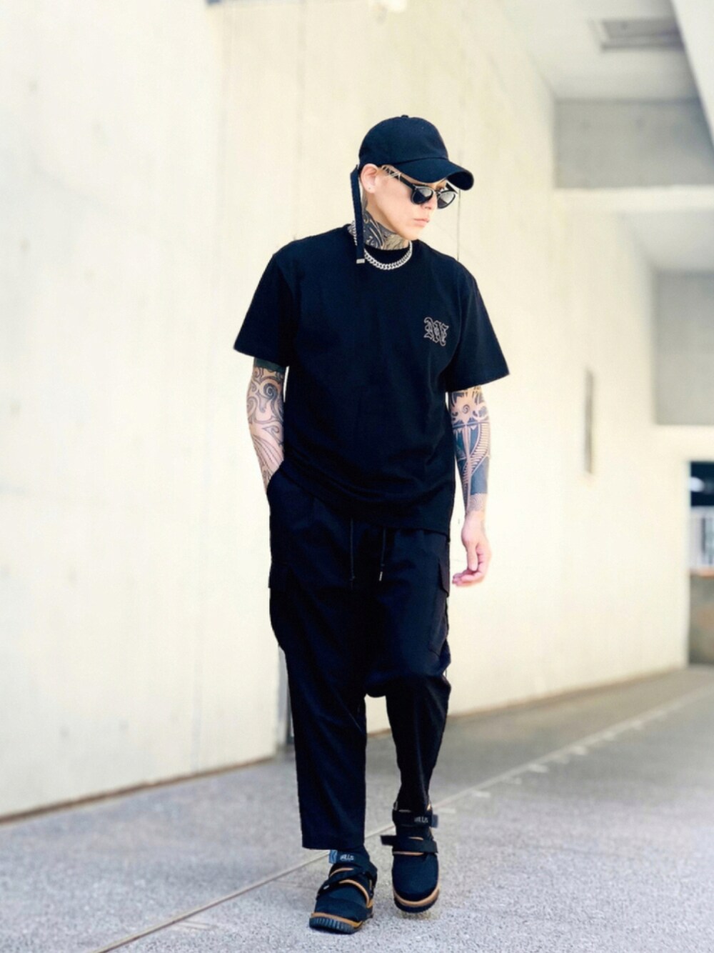 「オールブラック、カーゴパンツ、シルバーアクセサリー、SBG、ネックレス、ストリート、サンダル、黒、シンプルコーデ、キャップ」｜「SBGのSBG CZキューバンチェーンネックレス（ネックレス、シルバー系）」を使った、TETUさん（メンズ・174cm）の夏コーディネートの1枚目の写真
