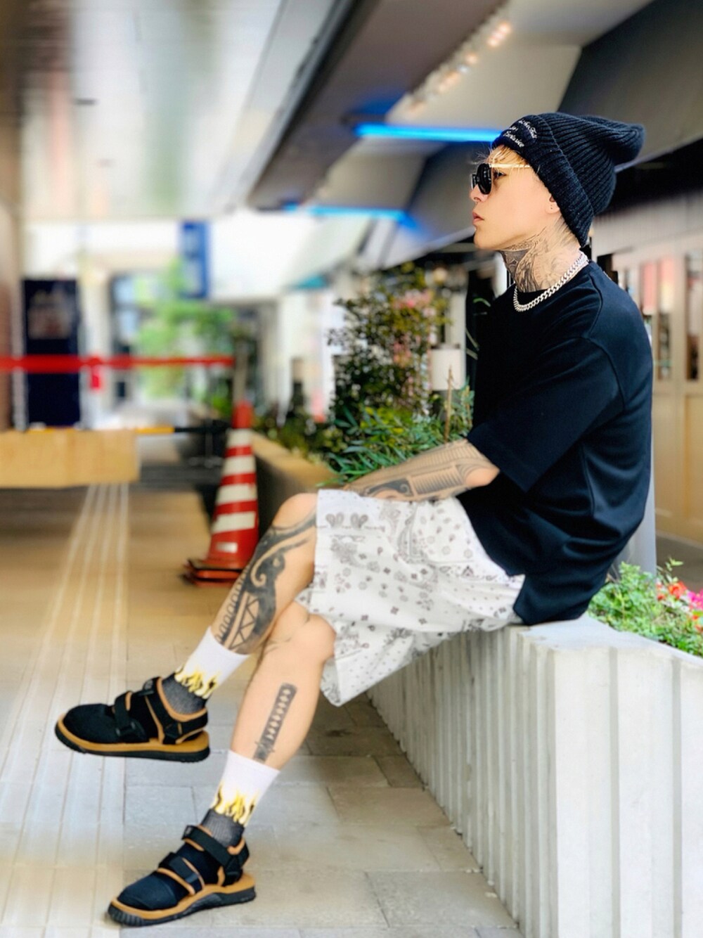 「ハーフパンツ、サンダル、サンダルに靴下、SHAKA、モノトーン、シルバーアクセサリー、SBG、セットアップ、バンダナ柄、ストリート」｜「ADMIX/ATELIER SAB MENのプリント柄 CPOシャツ ハーフパンツ セットアップ（上下セット）（セットアップ、ホワイト系）」を使った、TETUさん（メンズ・174cm）の夏コーディネートの1枚目の写真