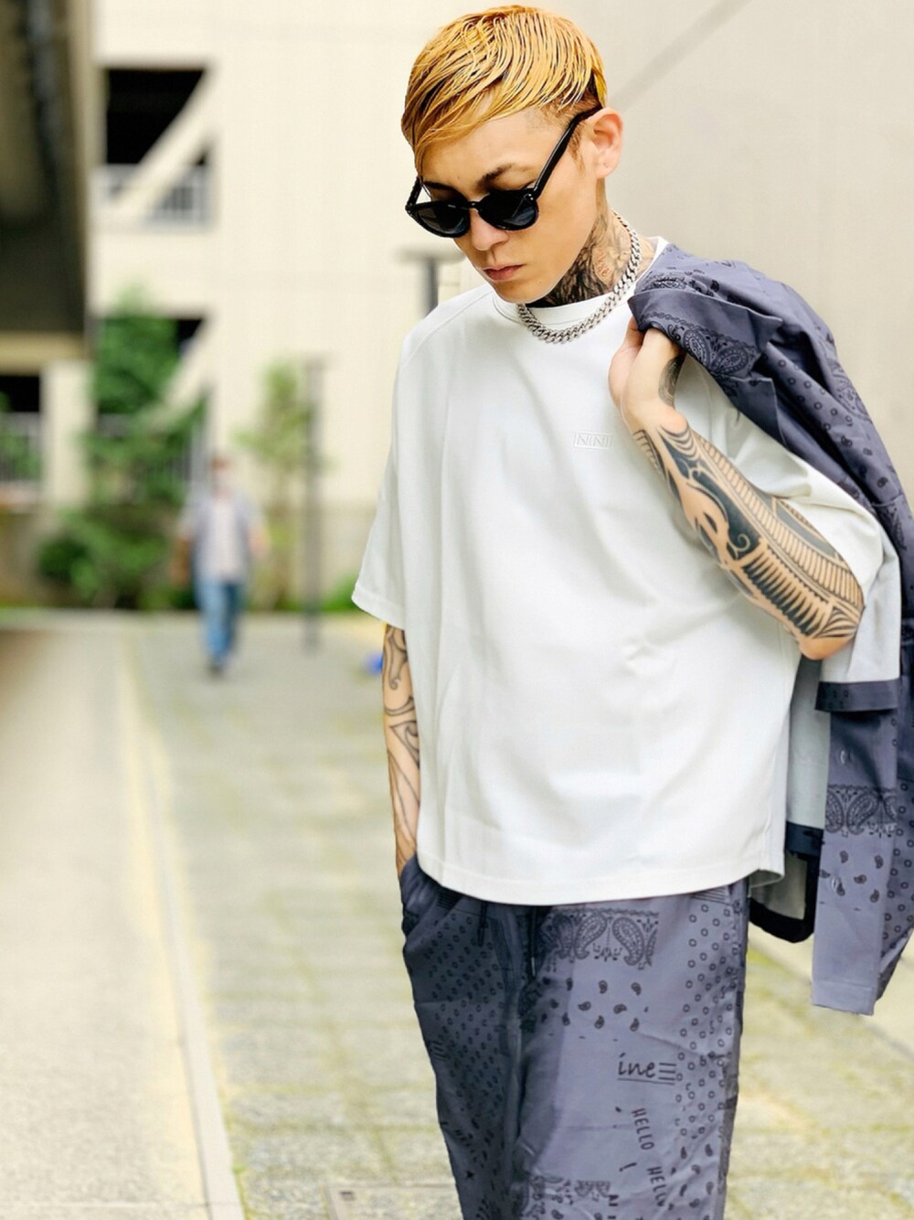 「ネックレス、セットアップ、シンプル、オーバーサイズ、ペイズリー、きれいめカジュアル、バンダナ柄、NUMBER (N)INE、ストリートコーデ」｜「NUMBER (N)INEの【NUMBER (N)INE】《別注》バンダナクロスイージーショートパンツ（その他パンツ、グレー系）」を使った、TETUさん（メンズ・174cm）の秋コーディネートの1枚目の写真