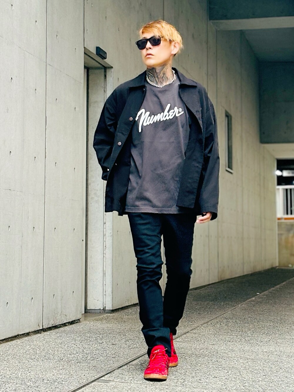 ブラック系のデニムパンツ、ブラック系のカバーオール、グレー系のTシャツ/カットソーを着用したメンズの秋コーディネートの1枚目の写真