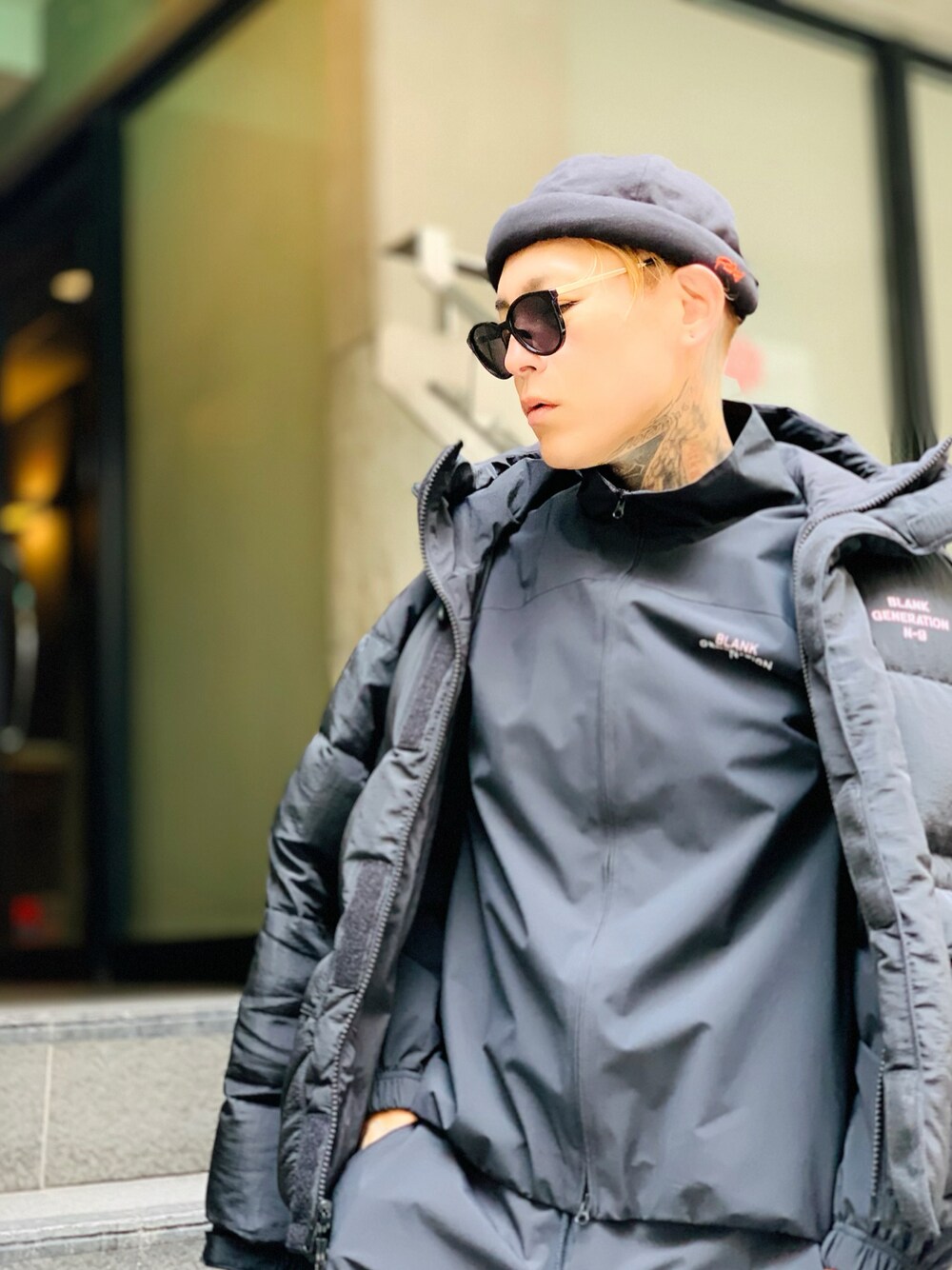 「冬、ダウンジャケット、オールブラック、ロールキャップ、セットアップ、トラックパンツ、トラックジャケット、NUMBER (N)INE、大人カジュアル、ストリートMIX」｜「NUMBER (N)INEのTRACK JACKET / トラックジャケット（ナイロンジャケット、ブラック系）」を使った、TETUさん（メンズ・174cm）の冬コーディネートの1枚目の写真