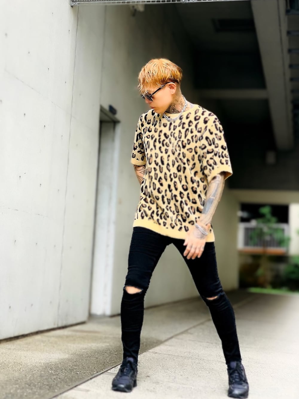 「ラフ、夏コーデ、サマーニット、レオパード、ひょう柄、スキニー、スキニーパンツ、ストリートコーデ、真夏のアクティブスタイル、韓国ファッション、シルバーアクセサリー、ネックレス、ブレスレット、SBG、NUMBER (N)INE」｜「NUMBER (N)INEの【NUMBER (N)INE】《別注》ヘアリーヤーン レオパードニット クルーネックTシャツ（Tシャツ/カットソー、その他）」を使った、TETUさん（メンズ・174cm）の夏コーディネートの1枚目の写真