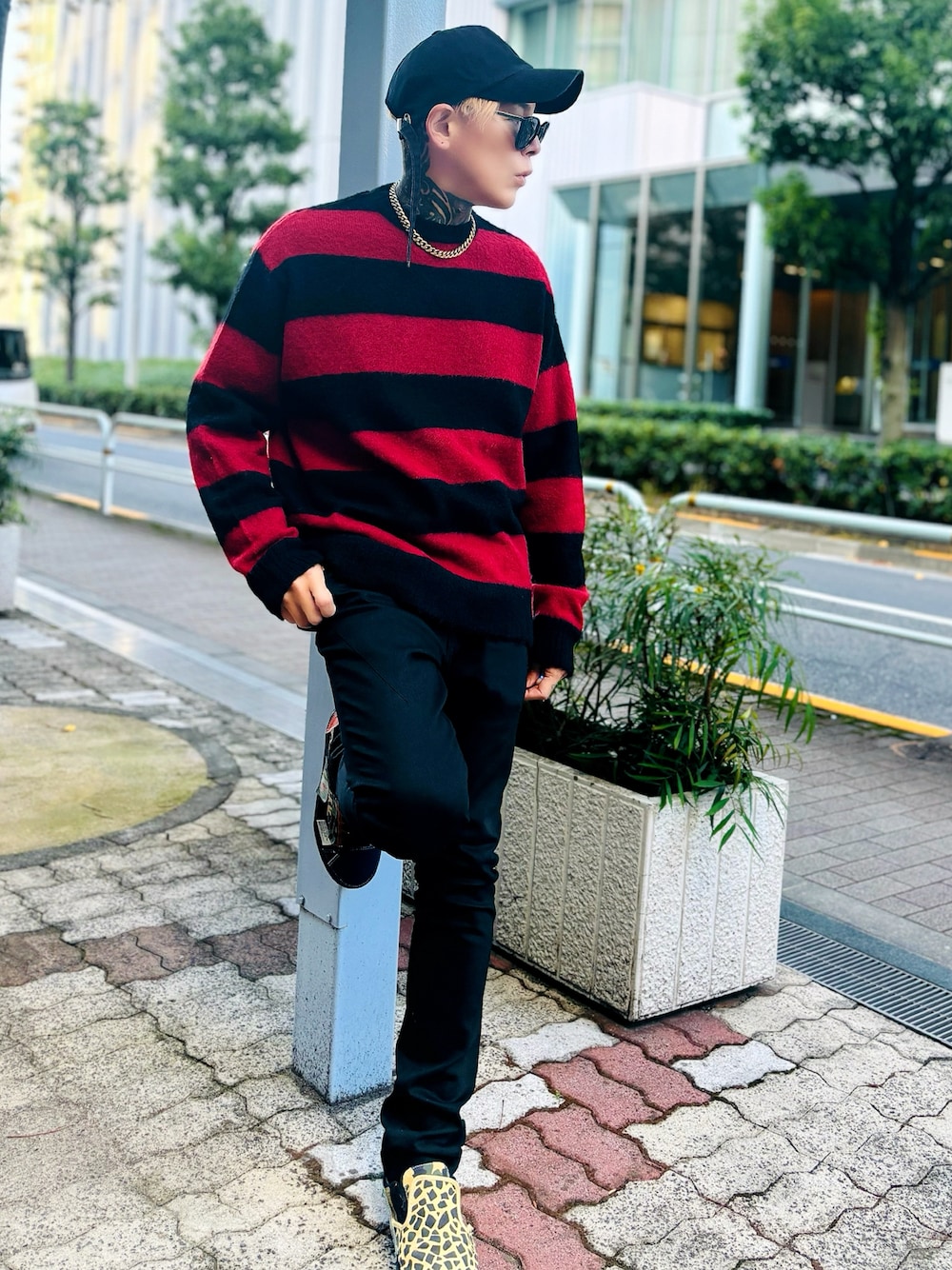 「メンズコーデ、オトナカジュアル、シンプルスタイル、大人コーデ、メンズファッション、ブラックデニム、スキニーデニム、スニーカー、VANS、キャップ、ボーダートップス、ボーダーニット、NUMBER (N)INE、ストリート、ストリートコーデ」｜「NUMBER (N)INEのTAPERED SKINNY RIGID DENIM JEANS / テーパード スキニー リジッド デニムパンツ（デニムパンツ、ブラック系）」を使った、TETUさん（メンズ・174cm）の冬コーディネートの1枚目の写真