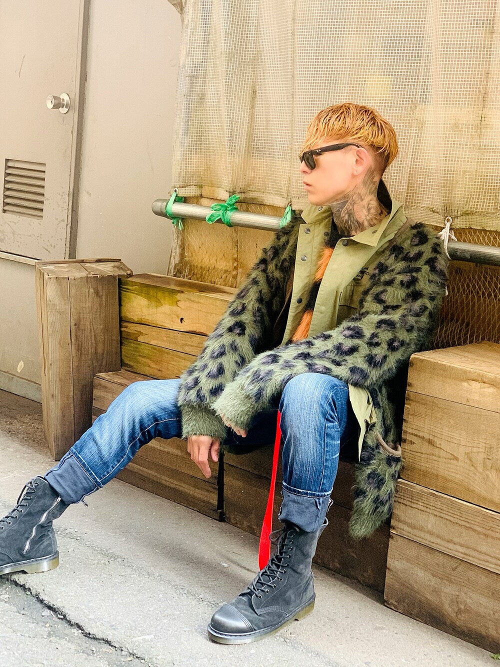 「カーディガン、ミリタリー、ブーツ、レオパード、ストリート、Dr.Martens、ミリタリージャケット、デニムパンツ、ray ban、NUMBER (N)INE」｜「NUMBER (N)INEのMILITARY SHIRT / ミリタリーシャツ（シャツ/ブラウス、グリーン系）」を使った、TETUさん（メンズ・174cm）の秋コーディネートの1枚目の写真