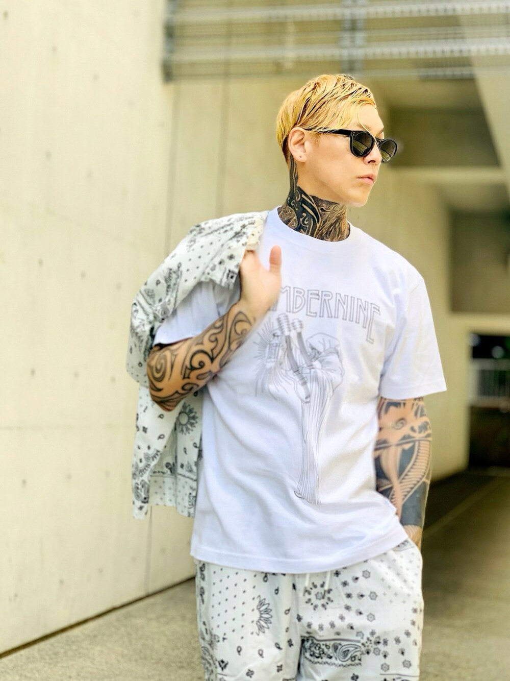 「オーバーサイズ、夏、セットアップ、ペイズリー、白Tシャツ、ADMIX、ショートパンツ、バンダナ柄、ストリート、キレイめカジュアル」｜「NUMBER (N)INEの【NUMBER (N)INE】《別注》ラインアートグラフィック クルーネックTシャツ（Tシャツ/カットソー、ホワイト系）」を使った、TETUさん（メンズ・174cm）の夏コーディネートの1枚目の写真