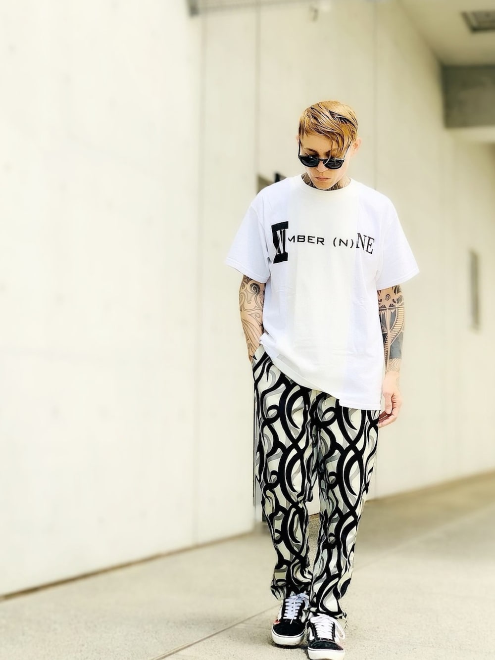 「スニーカー、ビッグシルエット、VANS、ロゴT、柄パンツ、Tシャツ、オーバーサイズ、トライバル、AIVER、スニーカーコーデ」｜「NUMBER (N)INEの【NUMBER (N)INE】《別注》スイッチロゴプリント ビンテージクルーネックTシャツ（Tシャツ/カットソー、ホワイト系）」を使った、TETUさん（メンズ・174cm）の秋コーディネートの1枚目の写真