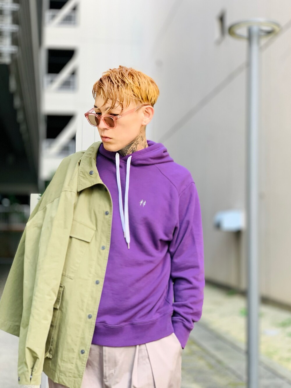 「ミリタリー、カジュアル、パーカー、ミリタリージャケット、パープル、休日コーデ、NUMBER (N)INE、オトナカジュアル、ミリタリーコーデ、シェフパンツ」｜「NUMBER (N)INEのRIPSTOP MILITARY JACKET / リップストップ ミリタリージャケット（ミリタリージャケット、グリーン系）」を使った、TETUさん（メンズ・174cm）の秋コーディネートの1枚目の写真