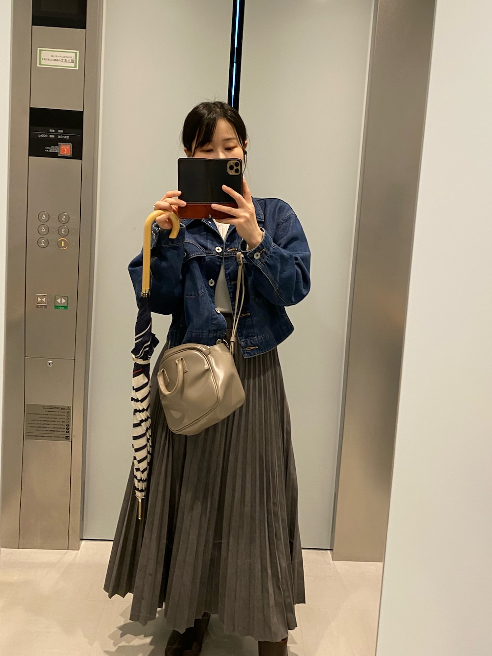 「大人コーデ、outfit、オトナカジュアル、キレイメカジュアル、雨の日コーデ、UNIQLOコーデ」｜「Auntie Rosa Holidayの【Holiday】スウェードプリーツスカート◆WEB限定◆（スカート、グレー系）」を使った、R！さん（レディース・157cm）の春コーディネートの1枚目の写真
