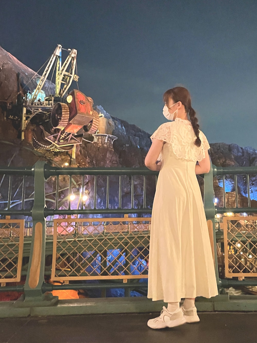 「ホワイトコーデ、キレイめコーデ、ワンピース、着回しコーデ、夏、ディズニーコーデ」｜「Ackaのアイテム（ワンピース、ホワイト系）」を使った、わんこさん（レディース・165cm）の夏コーディネートの1枚目の写真