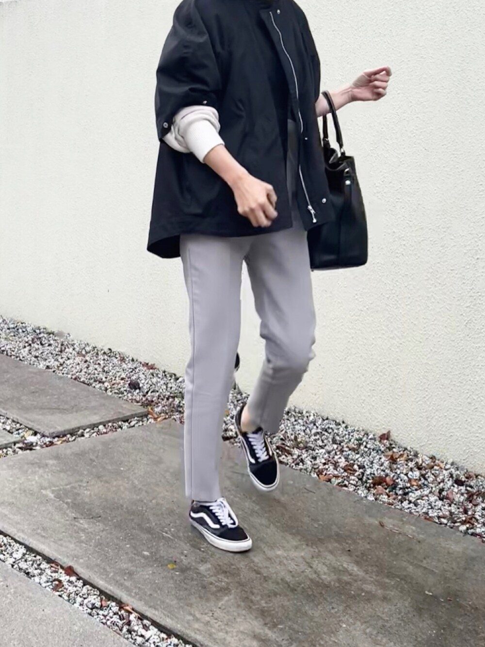 「カジュアルコーデ、おしゃれさんと繋がりたい、ゆるコーデ、オトナカジュアル、ブラック、ootd、スニーカーコーデ、outfit、バンズ、スニーカースタイル、ママコーデ、ママファッション、GU、大人女子、今日のコーデ」｜「GUのアイテム（スラックス、グレー系）」を使った、ATTSUさん（レディース・163cm）の春コーディネートの1枚目の写真
