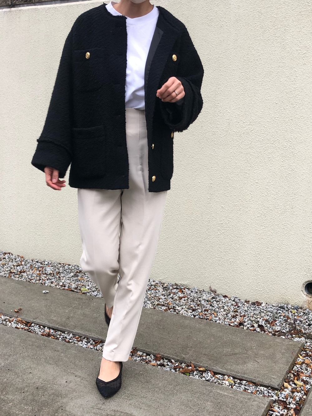 「シンプル、オトナ女子、はるコーデ、モノトーン、シンフルコーデ、ツイードジャケット、春、UNIQLO、しろパン、ZARA、キレイめコーデ、コーディネート、ootd、outfit、男の子ママ」｜「LOUNGEDRESSのツイードジャケット（ノーカラージャケット、ブラック系）」を使った、ATTSUさん（レディース・163cm）の春コーディネートの1枚目の写真