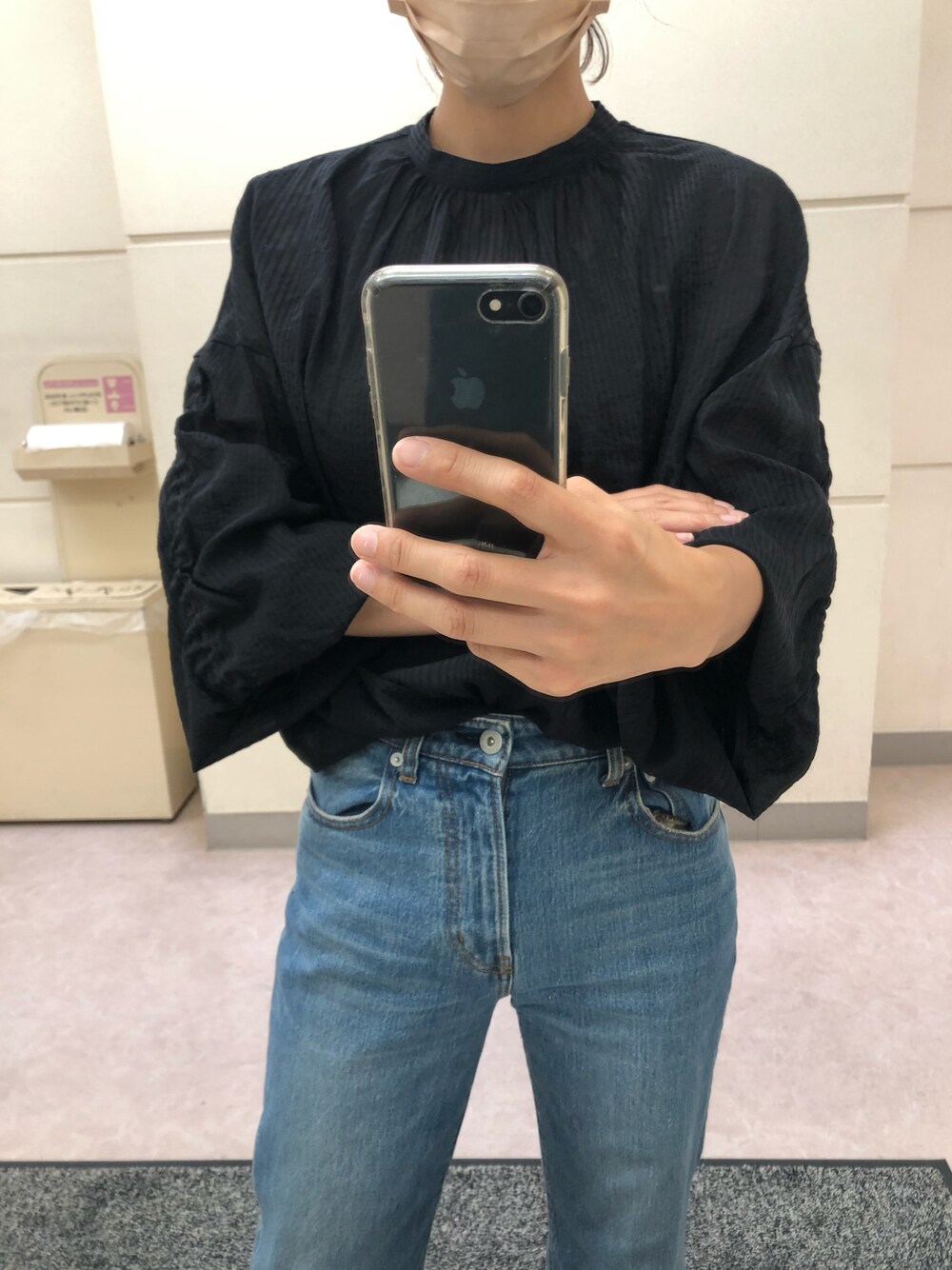 「オトナカジュアル、シンプル、秋服、秋冬コーデ、キレイめ、ootd、秋、デニムコーデ、wearhalloween2021、ママコーデ、ママファッション、ママカジュアル」｜「GUのアイテム（シャツ/ブラウス、ブラック系）」を使った、ATTSUさん（レディース・163cm）の秋コーディネートの1枚目の写真