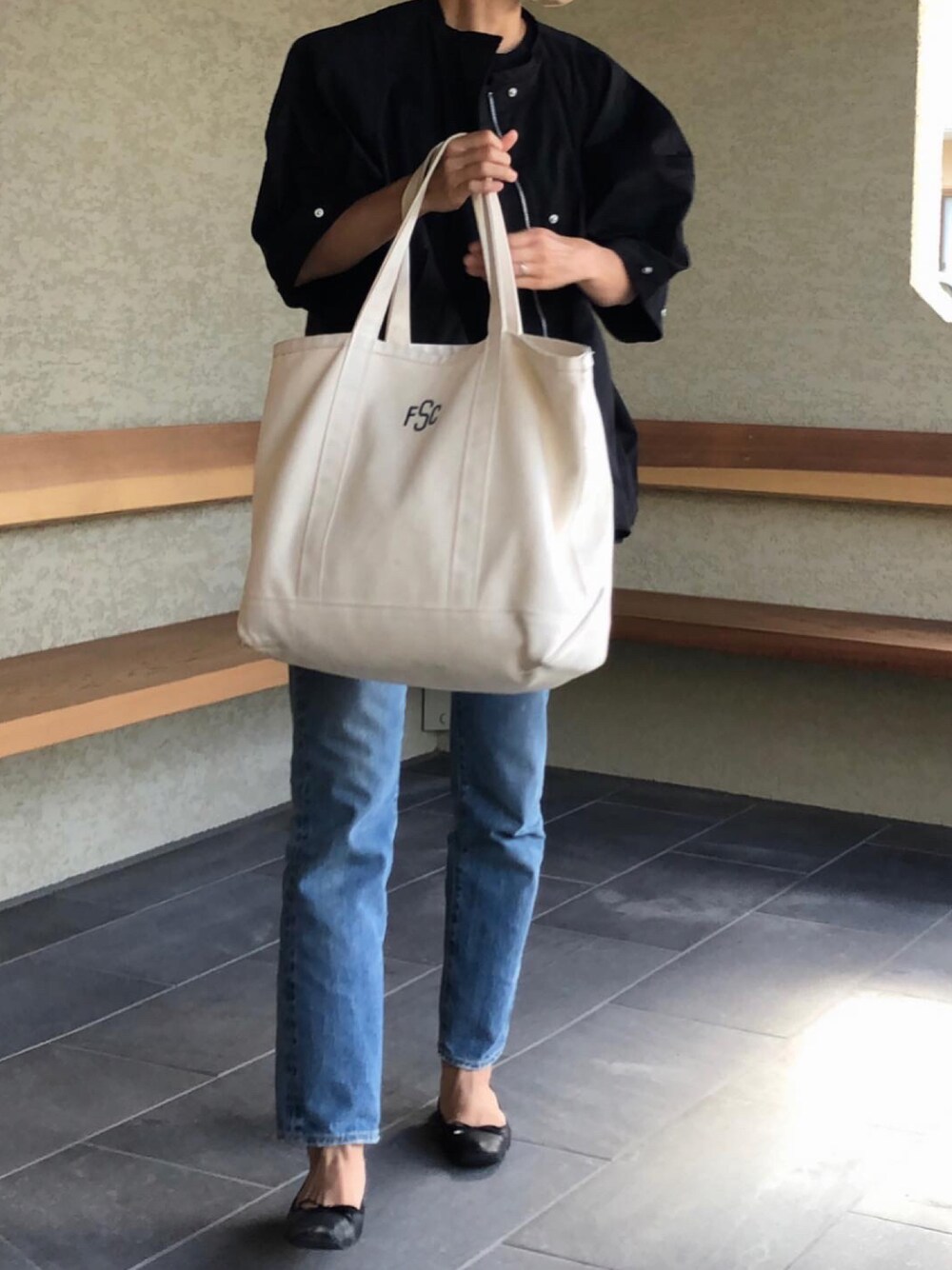 「秋のコーデ、カジュアルコーデ、秋、今日のコーデ、ゆったりコーデ、秋服、オトナカワイイ、オトナカジュアル、デニムコーデ、denim、今日の服、シンプルコーデ、ボリュームスリーブ、ootd、男の子ママ」｜「machattのアイテム（ジャケット/アウター、ブラック系）」を使った、ATTSUさん（レディース・163cm）の秋コーディネートの1枚目の写真