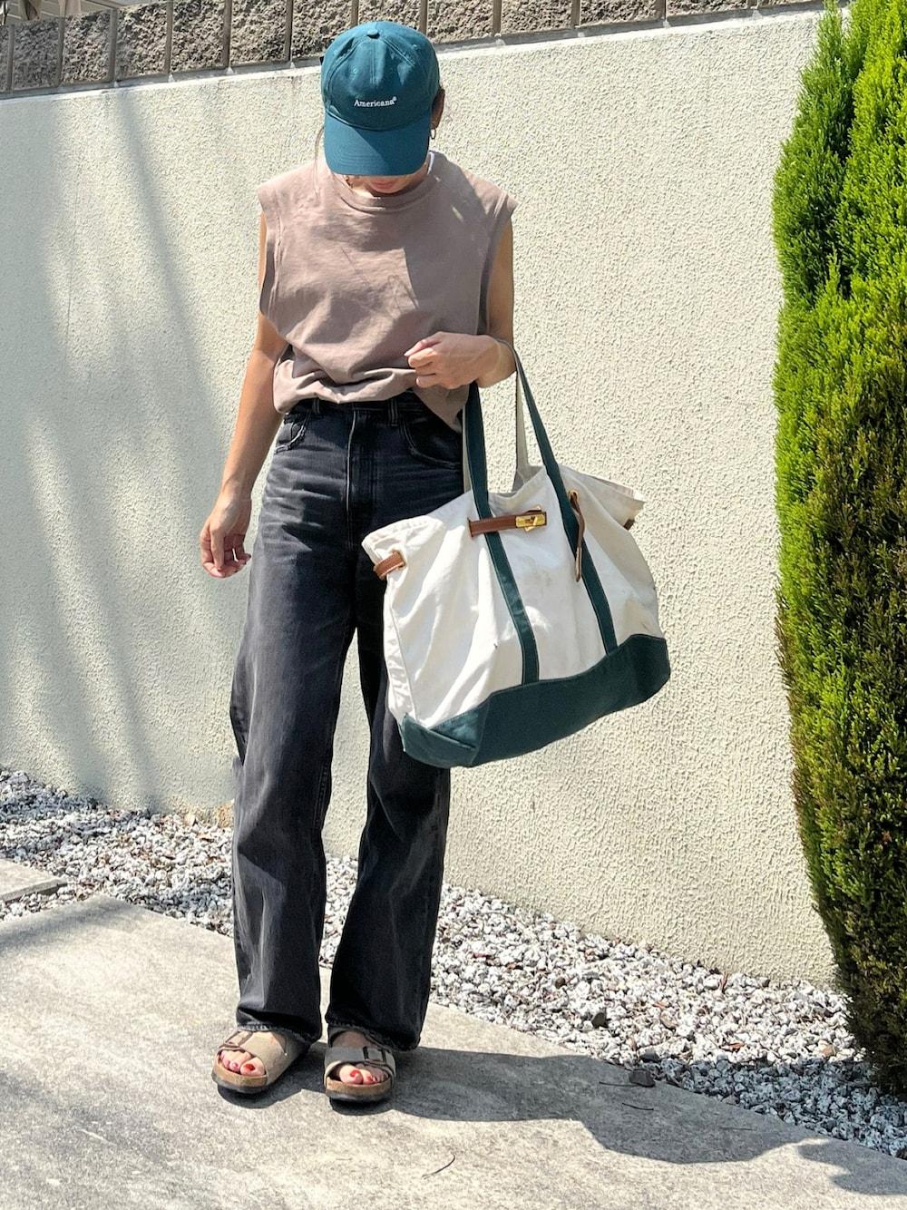 「アウトドアスタイル、淡色コーデ、ブラウン、おしゃれさんと繋がりたい、サンダル、ママファッション、夏コーデ、秋色、denim、デニムスタイル、カジュアルコーデ、キャップ女子、ママコーデ、デニムっていいよね、ノースリーブ」｜「sita paranticaのアイテム（トートバッグ、ホワイト系）」を使った、ATTSUさん（レディース・163cm）の秋コーディネートの1枚目の写真