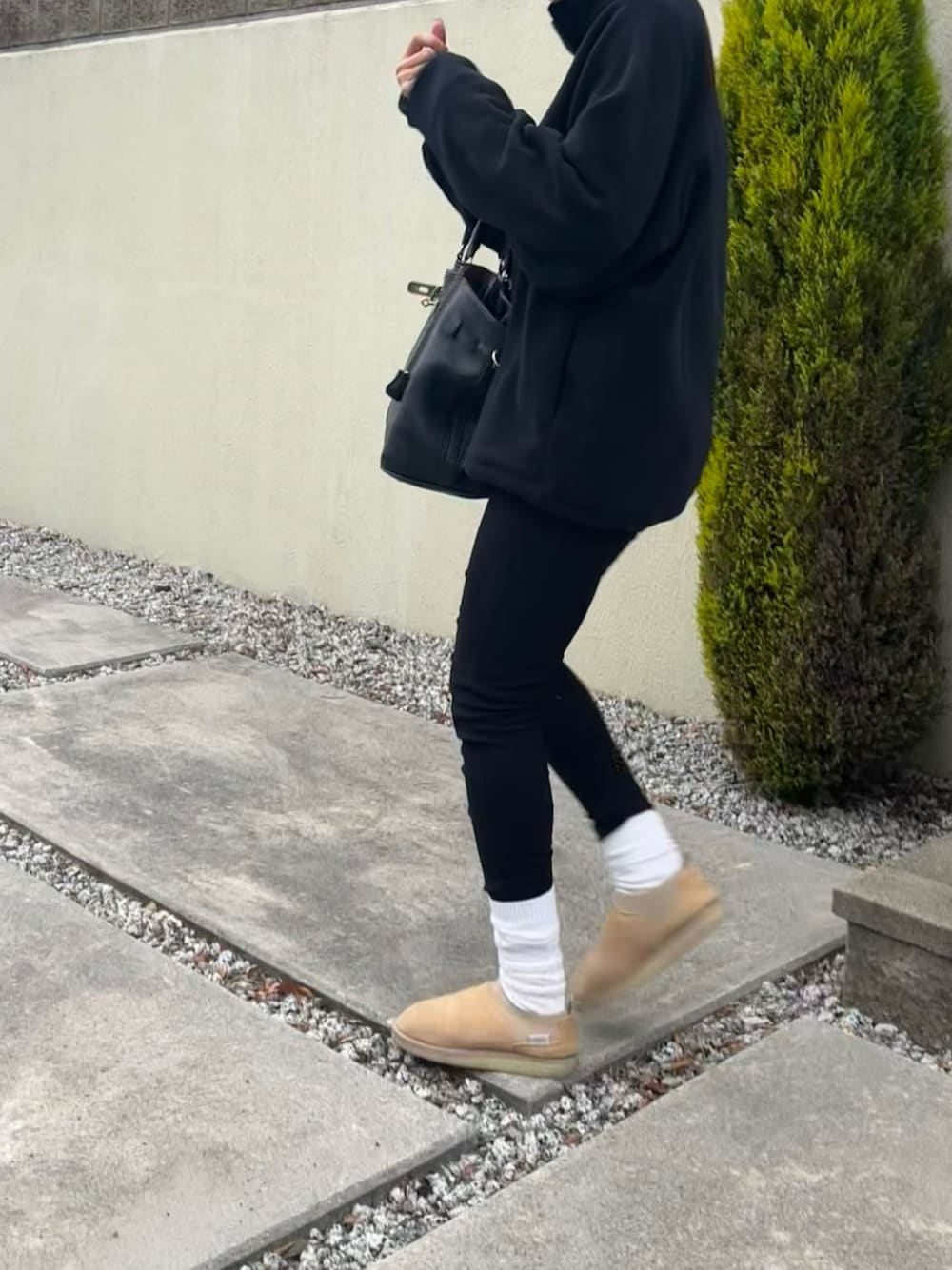「フリース、カジュアルコーデ、ブラック、着回しコーデ、ラフ、冬、ムートン、suicoke、UNIQLO、プチプラコーデ、gunze、レギパン、ママコーデ、ママファッション、今日の服」｜「suicokeの【WEB限定】【SUICOKE】RON-Mwpab-MID（スリッポン、ベージュ系）」を使った、ATTSUさん（レディース・163cm）の冬コーディネートの1枚目の写真